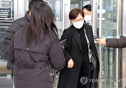 조현옥 전 청와대 인사수석이 2일 중소기업진흥공단 이사장 임명 경위에 관한 검찰 조사를 마치고 전주지검 청사를 나오고 있다. [전주=연합뉴스]